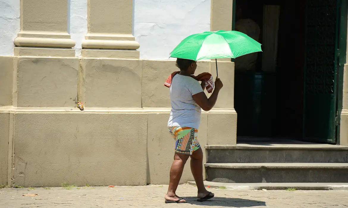 Onda de calor atinge grande parte do país nesta terça-feira -  (crédito: EBC)