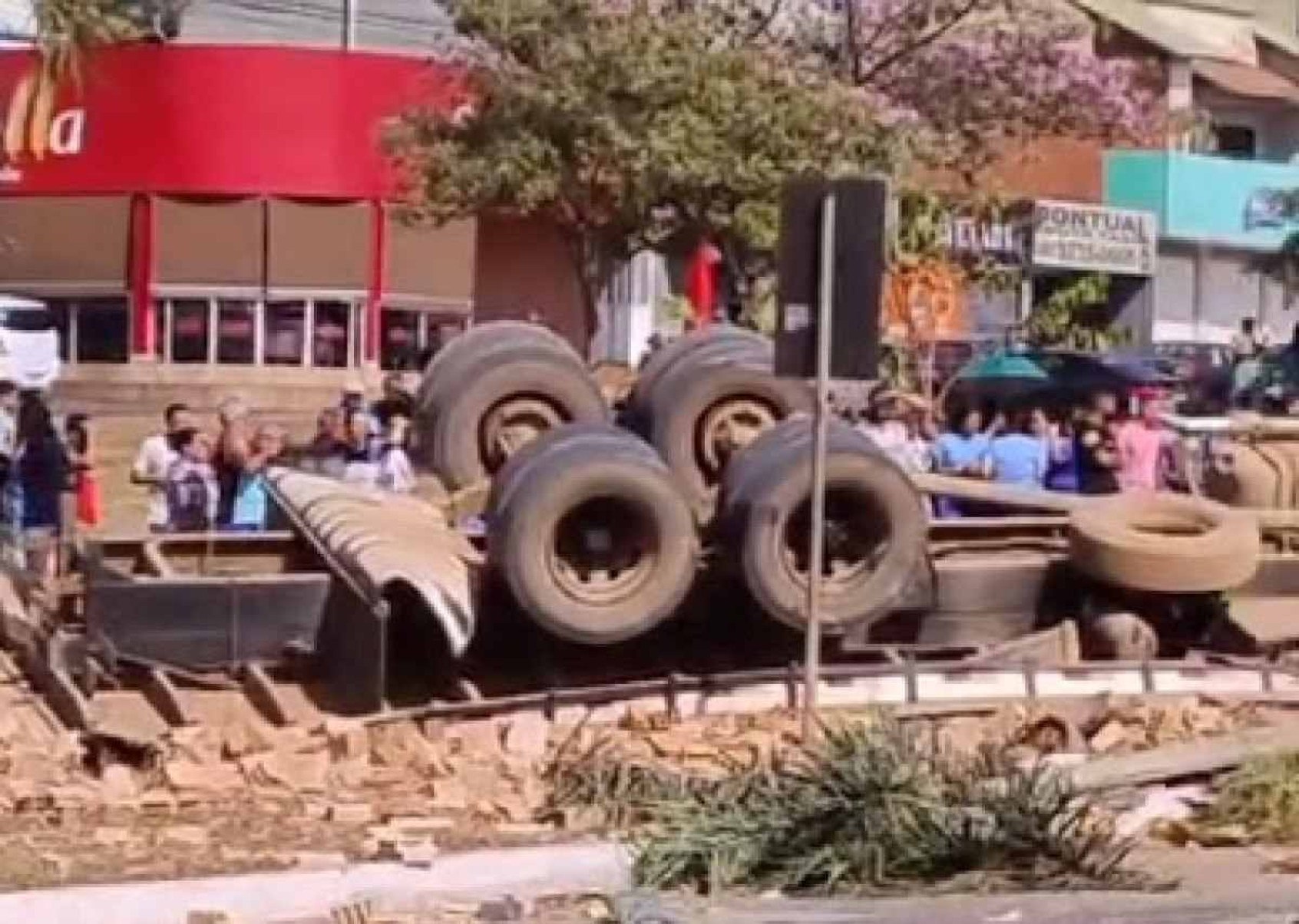 VÍDEO: caminhão capota em São Sebastião e deixa dois feridos