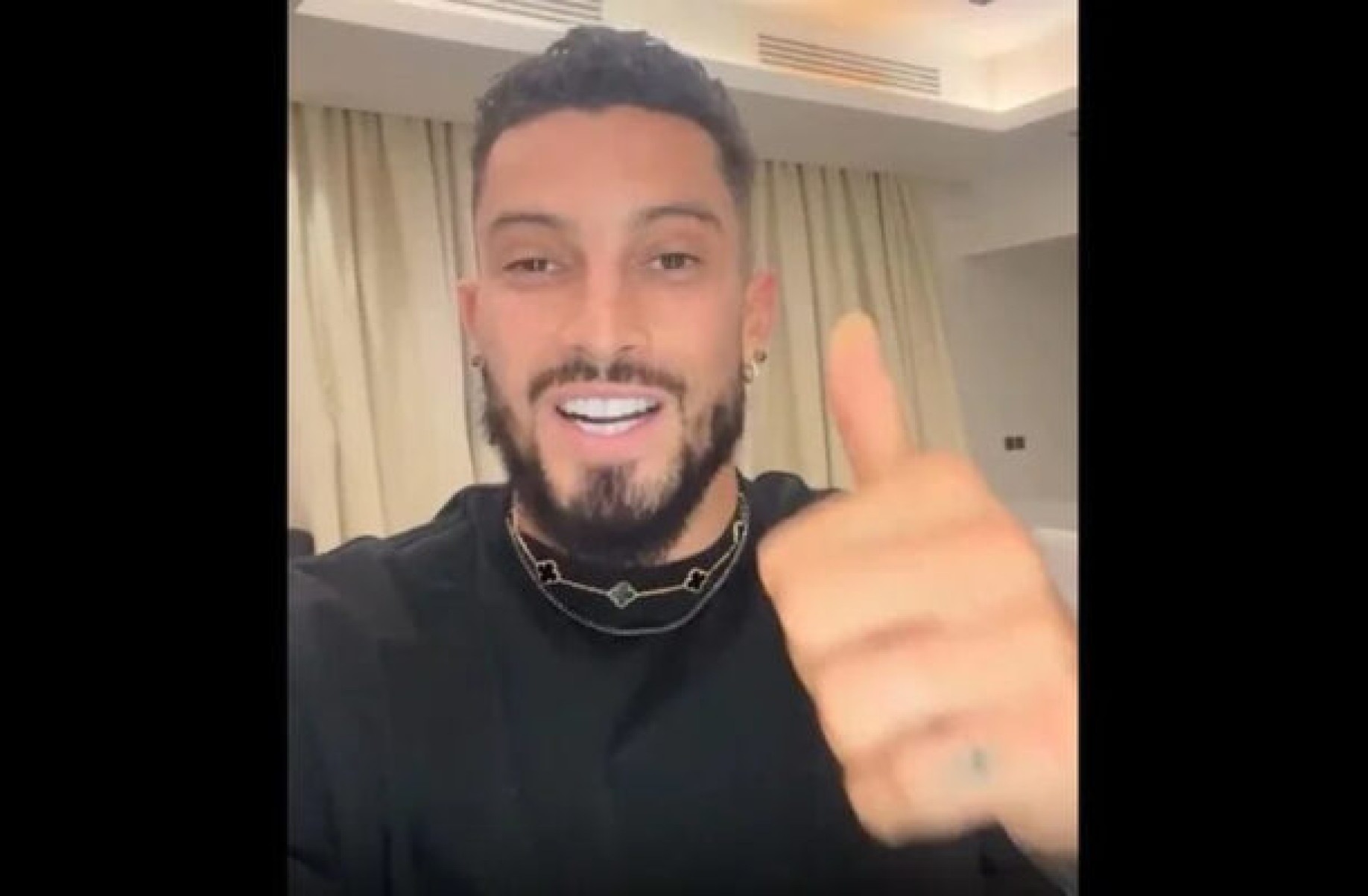 Alex Telles gravou um vídeo para a torcida do Botafogo -  (crédito: Foto: Reprodução/Instagram/Botafogo)