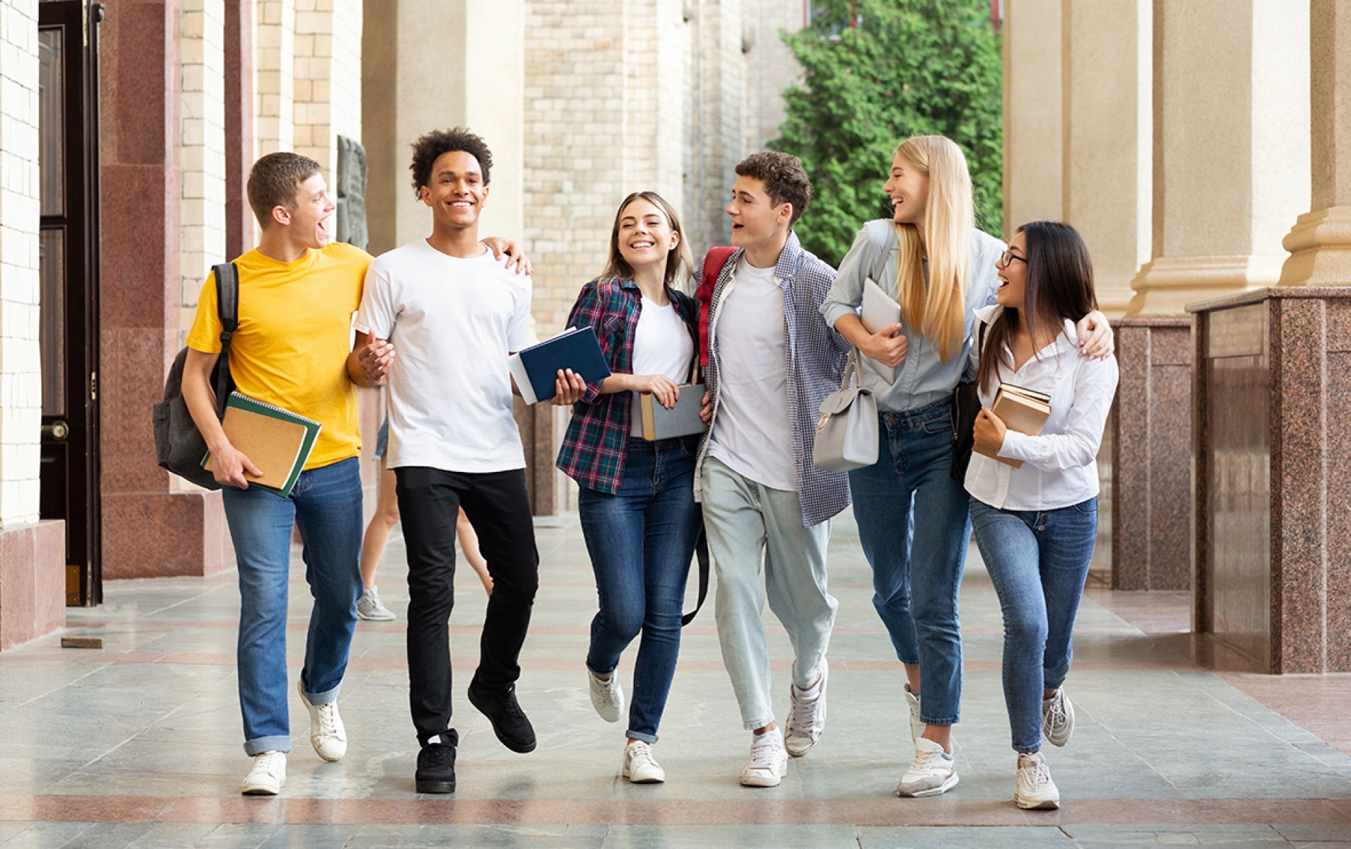  Successful tests. Students walking in university campus and chatting outdoors
     -  (crédito:  Konstantin Postumitenko)