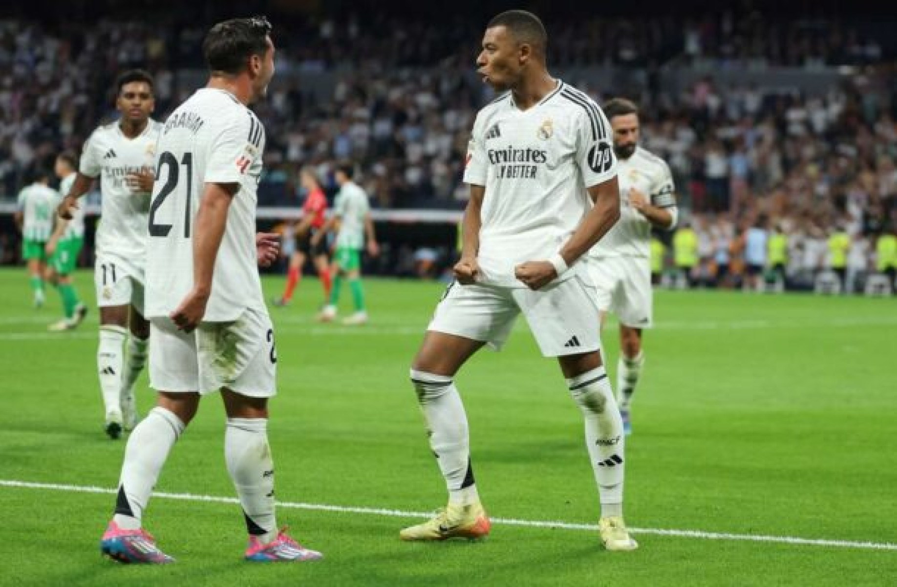  Real Madrid's French forward #09 Kylian Mbappe celebrates scoring his team's second goal from the penalty spot during the Spanish league football match between Real Real Madrid CF and Real Betis at the Santiago Bernabeu stadium in Madrid on September 1, 2024. (Photo by Thomas COEX / AFP)
     -  (crédito:  AFP via Getty Images)