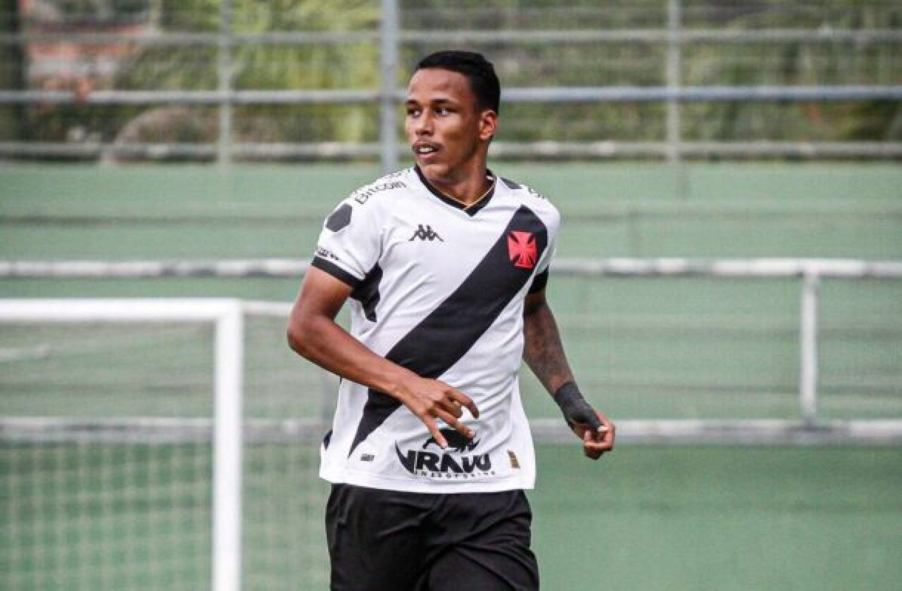 Julião se despede do Vasco após acerto com o Santa Clara, de Portugal
