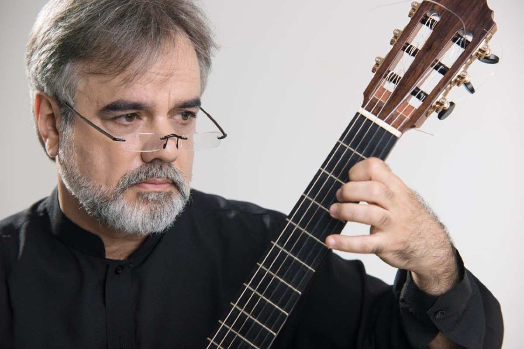 Violonista Eduardo Meirinhos leva ao palco repertório de violão clássico 