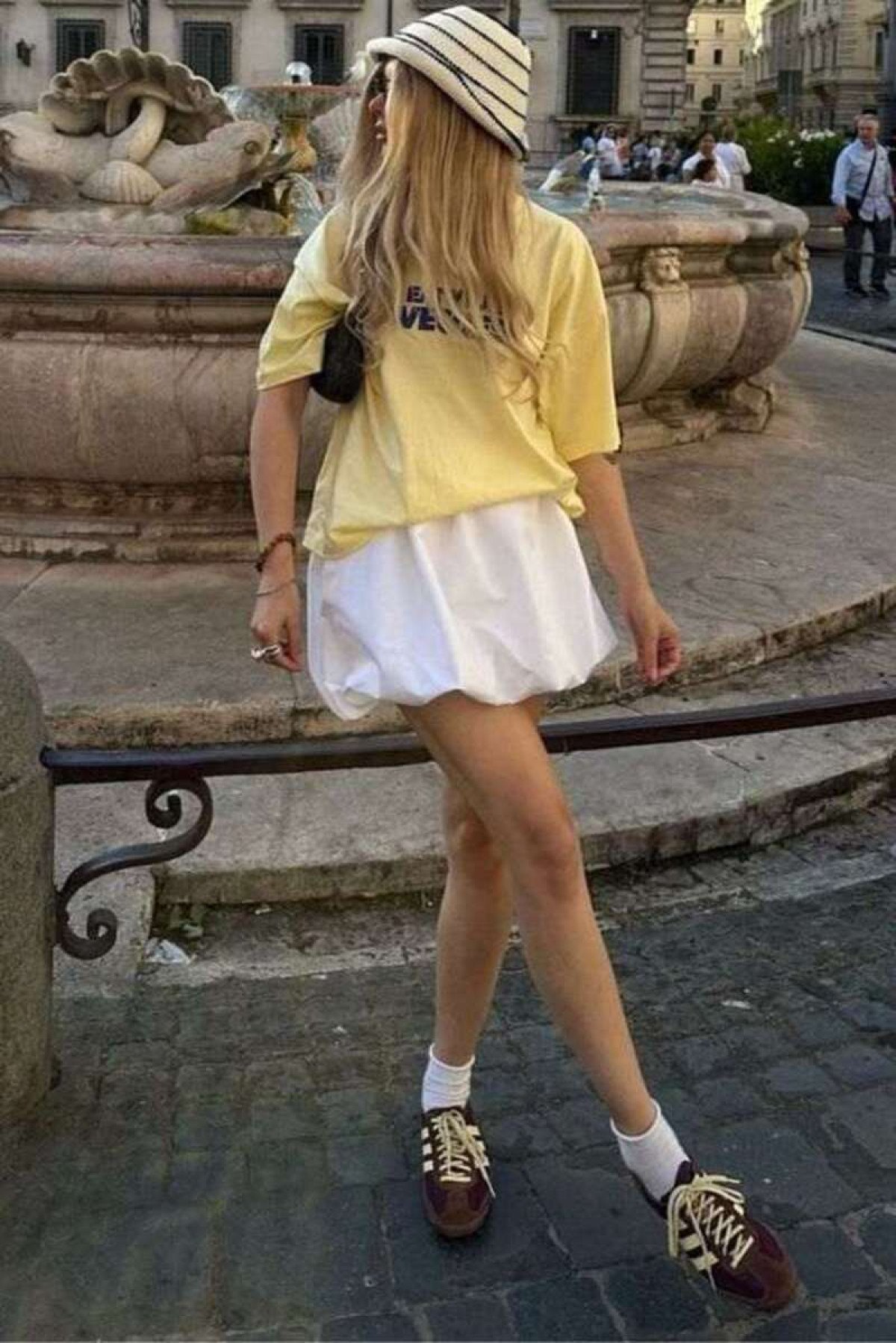 Uma das maneiras que as fashionistas estão reinventando o estilo é usar a saia balonê acompanhada de tênis e camiseta, dando um ar mais casual para o look 