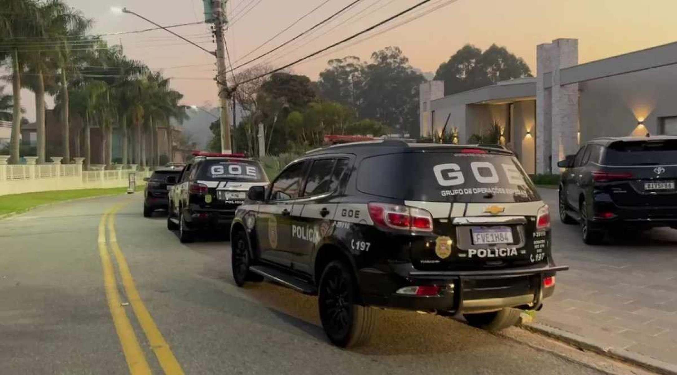 Policiais de São Paulo apreenderam um carro de luxo, avião e dinheiro durante a aperação Integration, deflagrada em conjunto com as forças policiais de Pernambuco, Paraná, Paraíba e Goiás.  