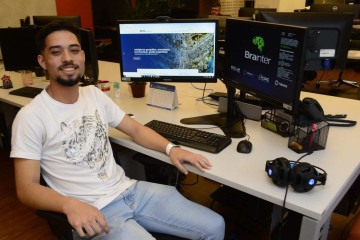 Paulo Henrique, 18, trabalha como jovem aprendiz numa empresa de engenharia e tecnologia e recebeu proposta para ser efetivado -  (crédito:  Marcelo Ferreira/CB/D.A Press)