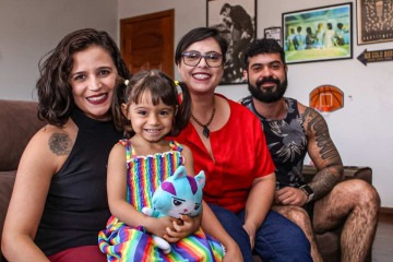 Estella (esquerda), 38, e Vanessa, 49, são mães de Marina, 2 anos e meio. Gustavo é filho de Vanessa -  (crédito:  Kayo Magalhães/CB/D.A Press)