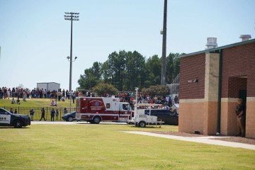 Alunos aguardam os pais, diante de policiais e ambulâncias, na Apalachee High School: manhã de pavor no retorno às aulas  -  (crédito: Megan Varner/Getty Images/AFP)