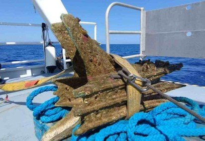 A Superintendência do Mar da Região da Sicília informou que localizou um aríete feito de bronze que teria sido usado pela marinha romana para destruir navios inimigos. A arma era instalada na proa de navios de guerra e usada para acertar as embarcações rivais -  (crédito: Divulgação/Superintendência do Mar da Região da Sicília)