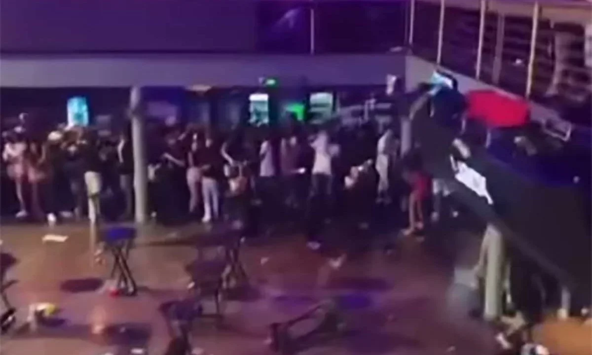 O atraso no início de uma apresentação do cantor MC Poze do Rodo, na noite de 30 de agosto, provocou um ataque de fúria na plateia que aguardava o evento em uma casa de shows na região da Pampulha, em Belo Horizonte, capital de Minas Gerais. 

 -  (crédito: Reprodução)