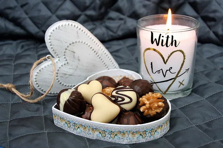 O chocolate é um dos principais presentes para ocasiões especiaia. Geralmente, em forma de bombons, em caixas bonitas e com formatos criativos.  -  (crédito: pixabay)