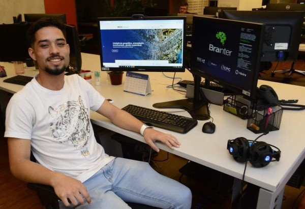 Paulo Henrique, 18, trabalha como jovem aprendiz numa empresa de engenharia e tecnologia e recebeu proposta para ser efetivado