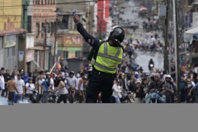 Polícia dispara gás lacrimogêneo contra manifestantes na capital, um dia depois das eleições que a oposição afirma ter ganhado  
