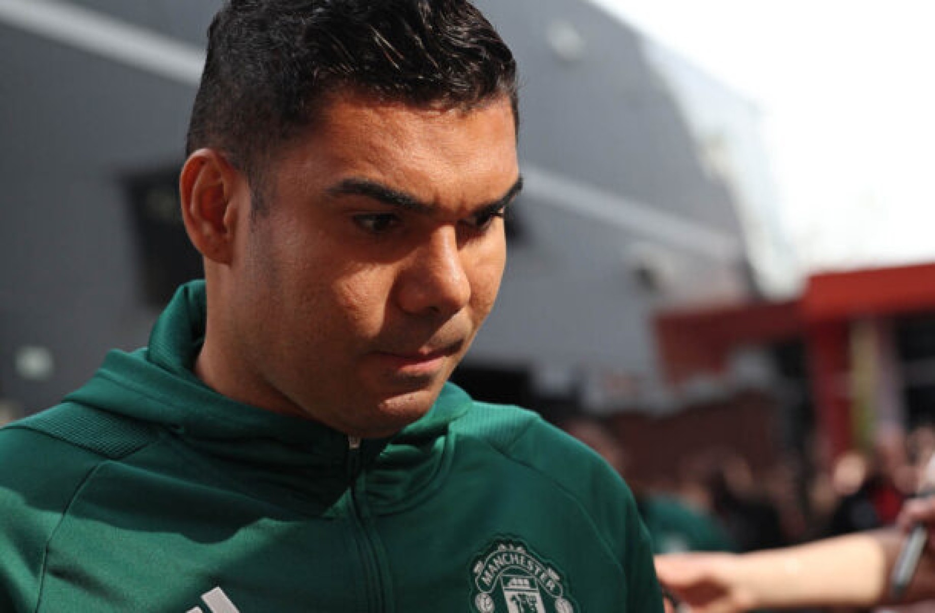  Manchester United's Brazilian midfielder #18 Casemiro arrives for the English Premier League football match between Bournemouth and Manchester United at the Vitality Stadium in Bournemouth, southern England on April 13, 2024. (Photo by Adrian DENNIS / AFP) / RESTRICTED TO EDITORIAL USE. No use with unauthorized audio, video, data, fixture lists, club/league logos or 'live' services. Online in-match use limited to 120 images. An additional 40 images may be used in extra time. No video emulation. Social media in-match use limited to 120 images. An additional 40 images may be used in extra time. No use in betting publications, games or single club/league/player publications. / 
     -  (crédito:  AFP via Getty Images)