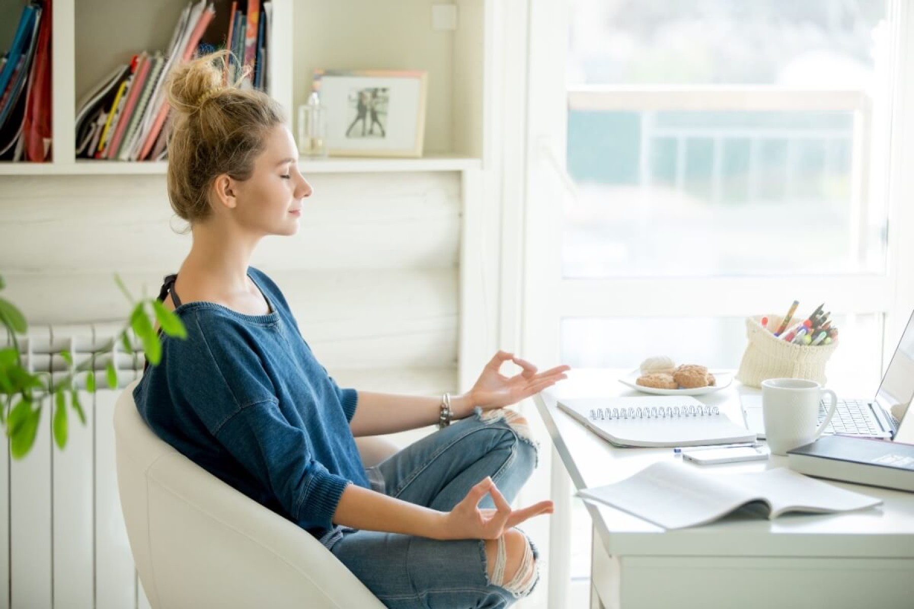 A prática de yoga usa o estresse para estimular a flexibilidade e evitar lesões nas articulações (Imagem: fizkes) -  (crédito: EdiCase)