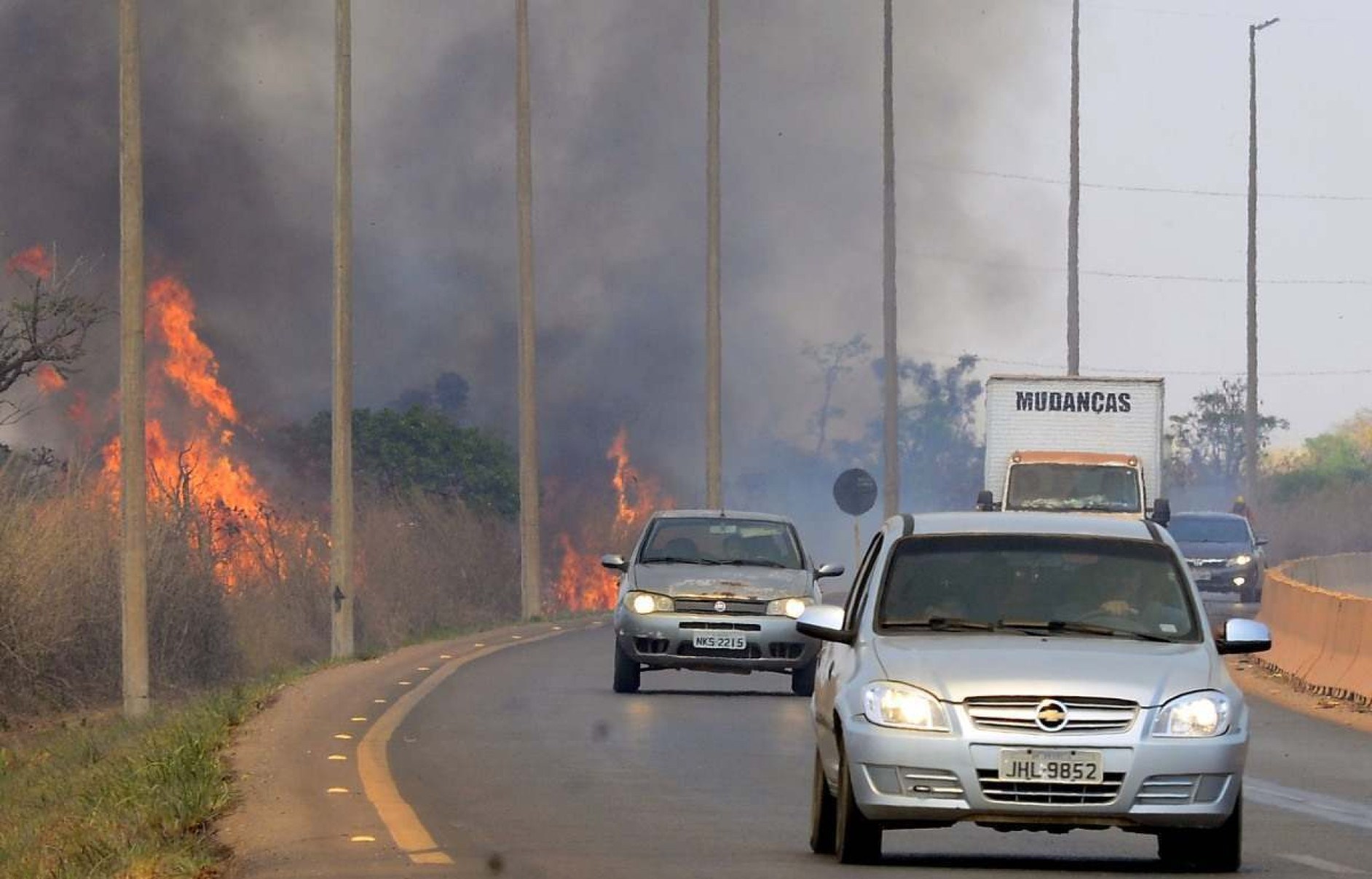  05/09/2024 Crédito: Marcelo Ferreira/CB/D.A Press. Brasil. Brasília - DF -  Bombeiros trabalham em incêndio na area do Parque Nacional na DF 001 ao lado da Floresta Nacional.