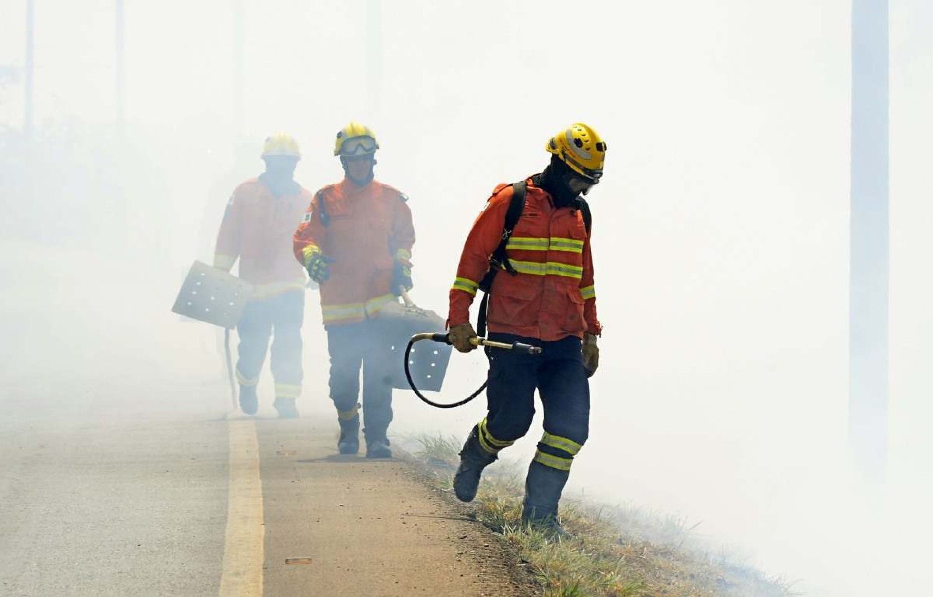  Sem descanso: bombeiros trabalham em incêndio na área do Parque Nacional na DF 001