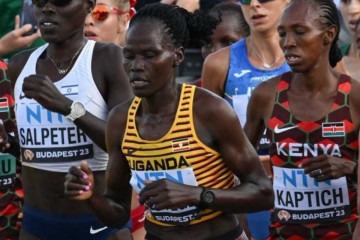 Rebecca Cheptegei (de regata amarela), de 33 anos, disputou a maratona nos Jogos Olímpicos de Paris em agosto -  (crédito: Ferenc ISZA / AFP)