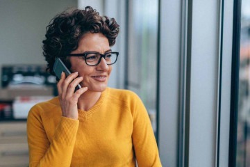 Tradicionalmente, os celulares eram segurados junto à cabeça, mas hoje em dia as pessoas também usam fones de ouvido ou fazem videochamadas -  (crédito: Getty Images)