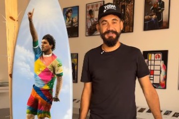 Kobra abre ateliê para expor pintura em prancha com imagem icônica de Gabriel Medina < No Ataque - 