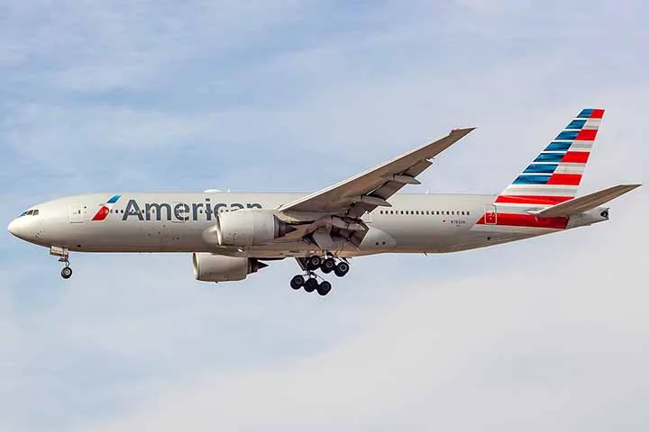 Para uma empresa obter maiores lucros, é preciso fazer análises minuciosas que permitam uma tomada de decisão certeira. Muitas vezes, uma simples escolha muda os rumos. E issi aconteceu com a American Airlines. -  (crédito: Boeing 777-223ER N783AN - Azeitona da American Airlines - Alexandro Dias/Wikimédia Commons)