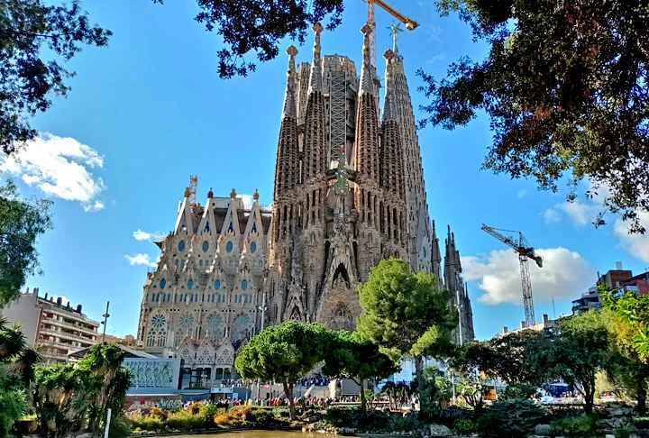 Barcelona, capital da Catalunha, é uma cidade vibrante situada à beira do Mediterrâneo, famosa por sua arte, arquitetura e cultura. Com uma história que remonta à época romana, Barcelona se destaca pelas obras de Antoni Gaudí, como a Sagrada Família e o Parque Güell. Confira os principais pontos turísticos da região:  -  (crédito: Canaan - Wikimédia Commons)