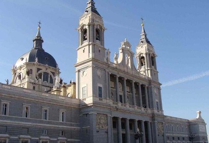 Madrid, a capital da Espanha, é uma cidade vibrante e cosmopolita, conhecida por sua rica história e cultura. Com grandiosas praças, como a Puerta del Sol e a Plaza Mayor, Madrid abriga também museus renomados, como o Museu do Prado. Conheça os principais pontos turísticos da região:  -  (crédito: Fernando Losada Rodríguez/Wikimedia Commons)