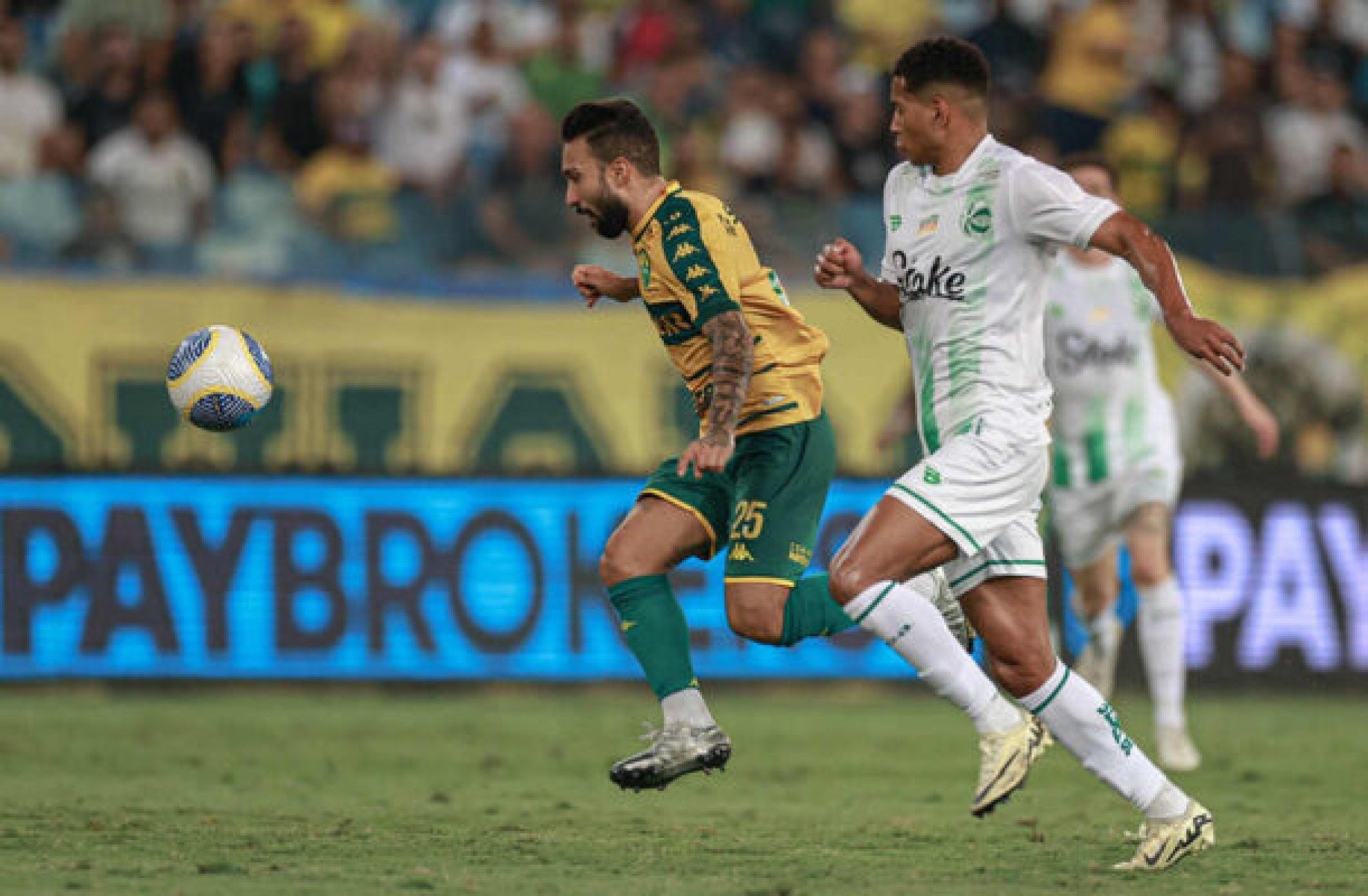 Jogadores em ação no duelo desta quinta-feira (5) - (crédito: Crédito: AssCom Dourado) Jogadores em ação no duelo desta quinta-feira (5) - (crédito: Crédito: AssCom Dourado)