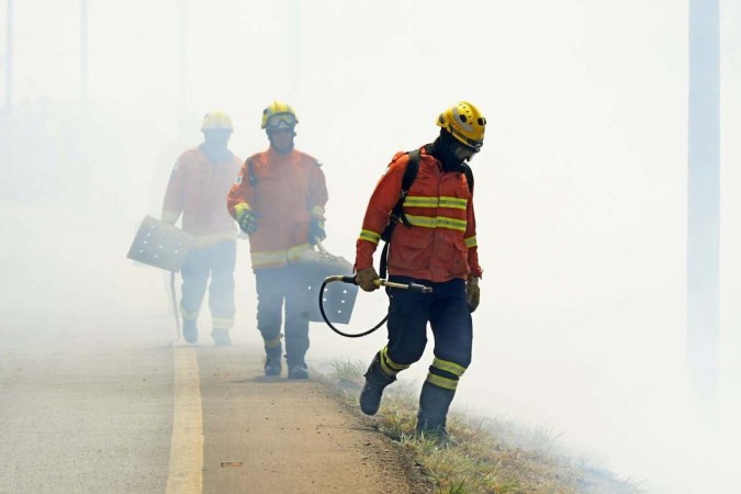  Sem descanso: bombeiros trabalham em incêndio na área do Parque Nacional na DF 001 -  (crédito:  Marcelo Ferreira/CB/D.A Press)