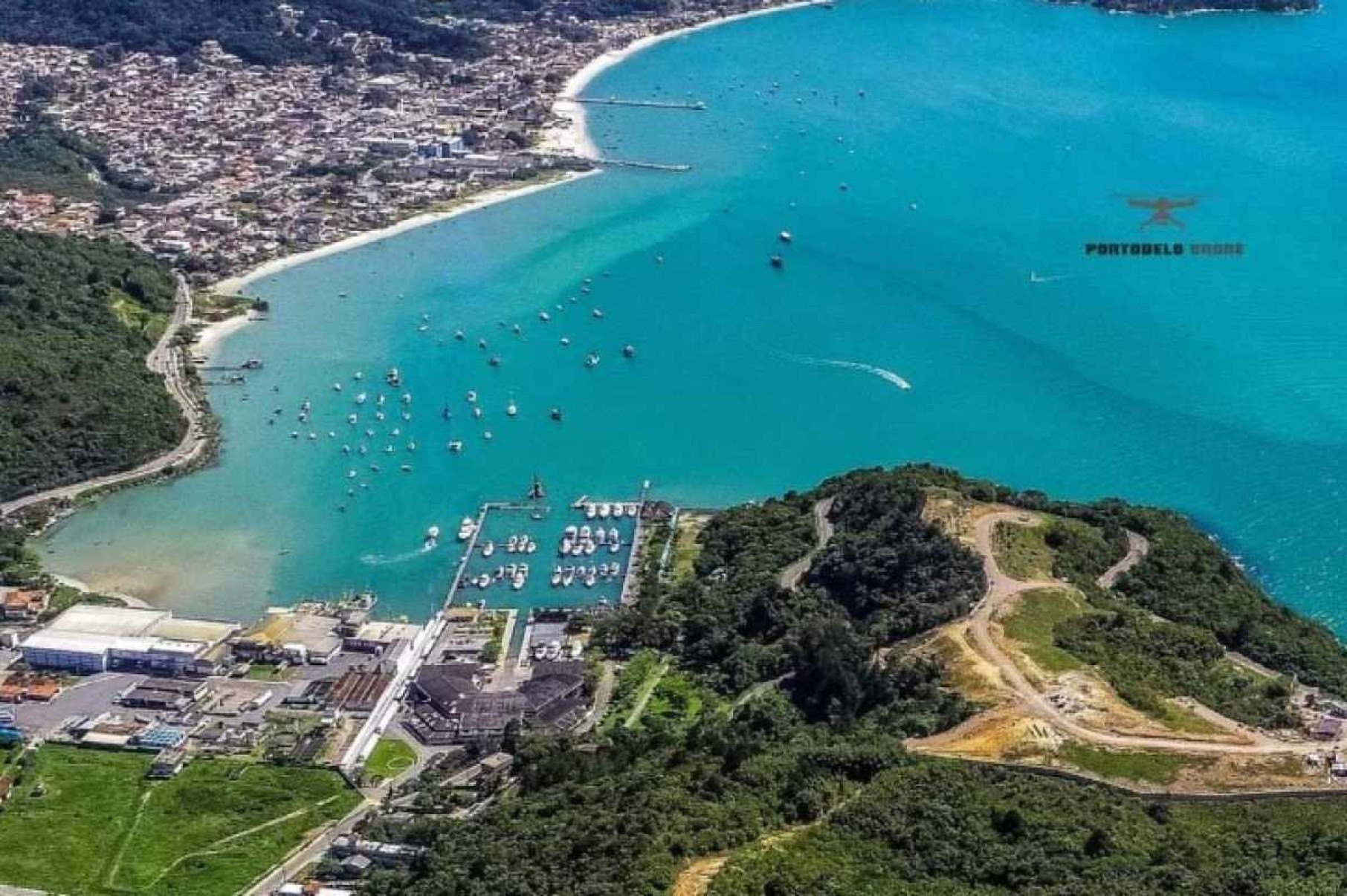 Entre as praias mais conceituadas de Porto Belo, podemos citar a Ilha de Porto Belo, Estaleiro, Perequê, Centro, Araçá, Baixio e a enseada Caixa DAço, que atrai visitantes que costumam chegar em lanchas