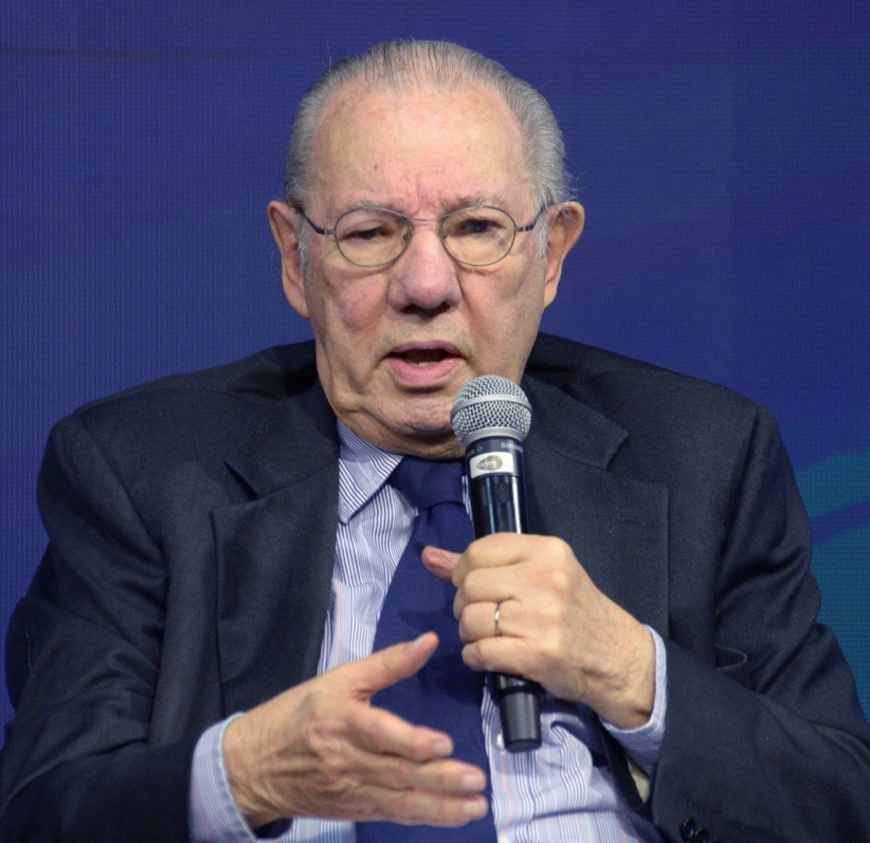 Para Barbosa, o governo brasileiro deve agir junto a outros países O CB Debate desta quinta-feira (05/09) traz como tema Segurança Jurídica e a Competitividade da Mineração Brasileira. Rubens Barbosa, embaixador brasileiro, participou do painel Desafios Tributários e Regulatórios que Ameaçam a Competitividade da Mineração Brasileira.
