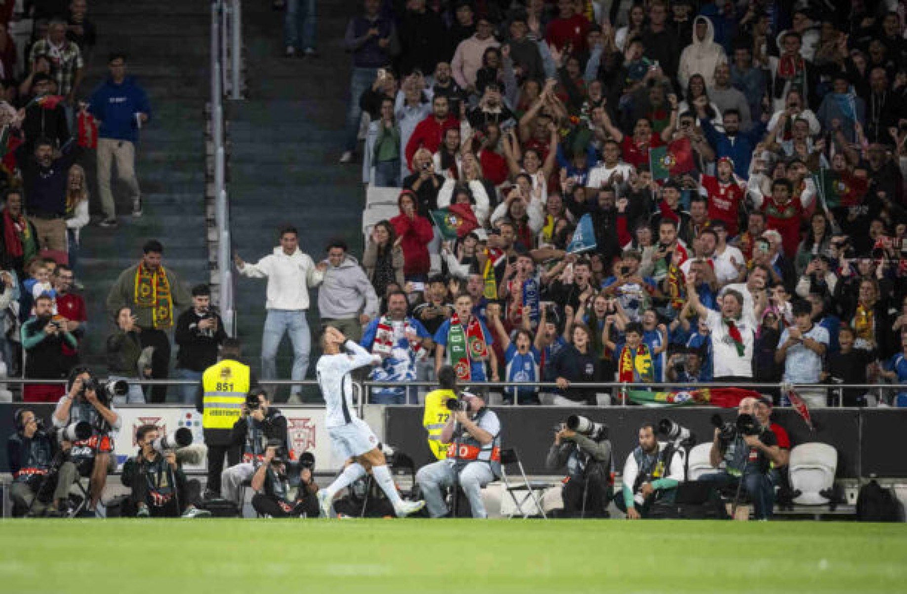  Portugal's forward #07 Cristiano Ronaldo celebrates after scoring his team's second goal during the UEFA Nations League group A football match between Portugal and Croatia at the Luz stadium in Lisbon on September 5, 2024. (Photo by Patricia DE MELO MOREIRA / AFP)
     -  (crédito:  AFP via Getty Images)