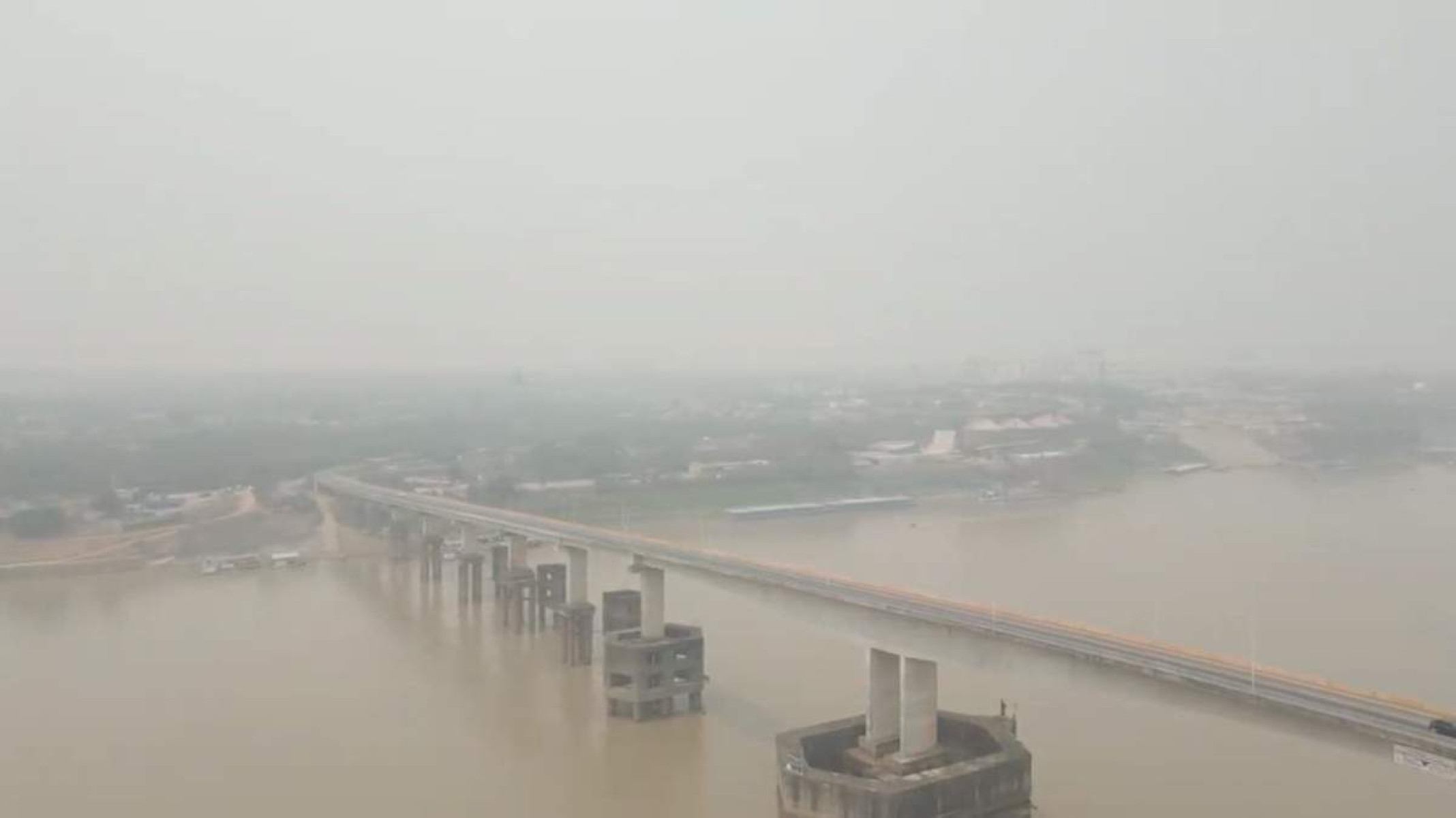 Ponte na BR319, sobre o Rio Madeira, em Porto Velho. A cidade ficou cheia de fumaça dos incêndios em agosto e setembro de 2024 