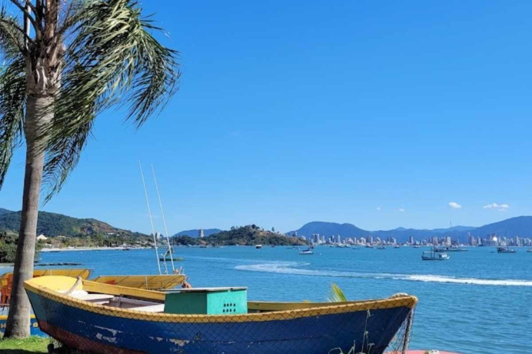 Entre as praias mais conceituadas de Porto Belo, podemos citar a Ilha de Porto Belo, Estaleiro, Perequê, Centro, Araçá, Baixio e a enseada Caixa DAço, que atrai visitantes que costumam chegar em lanchas