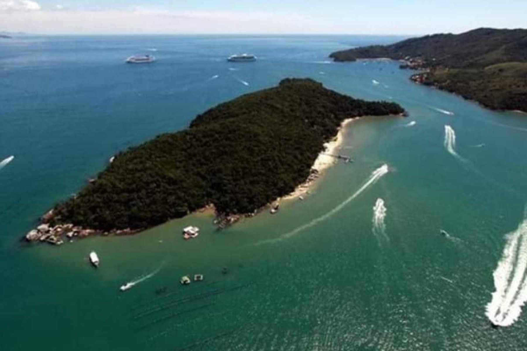 Entre as praias mais conceituadas de Porto Belo, podemos citar a Ilha de Porto Belo, Estaleiro, Perequê, Centro, Araçá, Baixio e a enseada Caixa DAço, que atrai visitantes que costumam chegar em lanchas