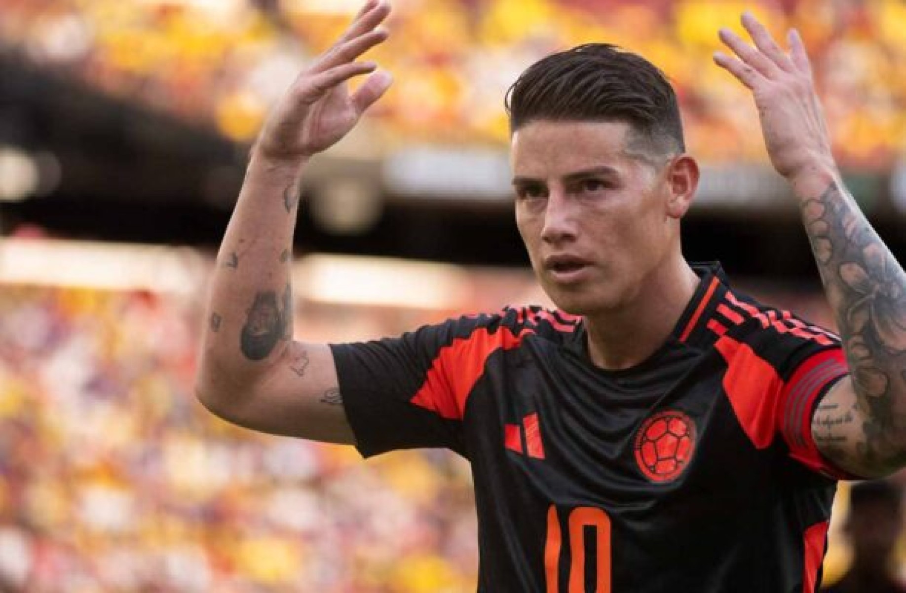  Colombia's forward #10 James Rodriguez gestures to the crowd during the international friendly football match between the USA and Colombia at Commanders Field in Greater Landover, Maryland, on June 8, 2024. (Photo by ROBERTO SCHMIDT / AFP) (Photo by ROBERTO SCHMIDT/AFP via Getty Images)
     -  (crédito:  AFP via Getty Images)