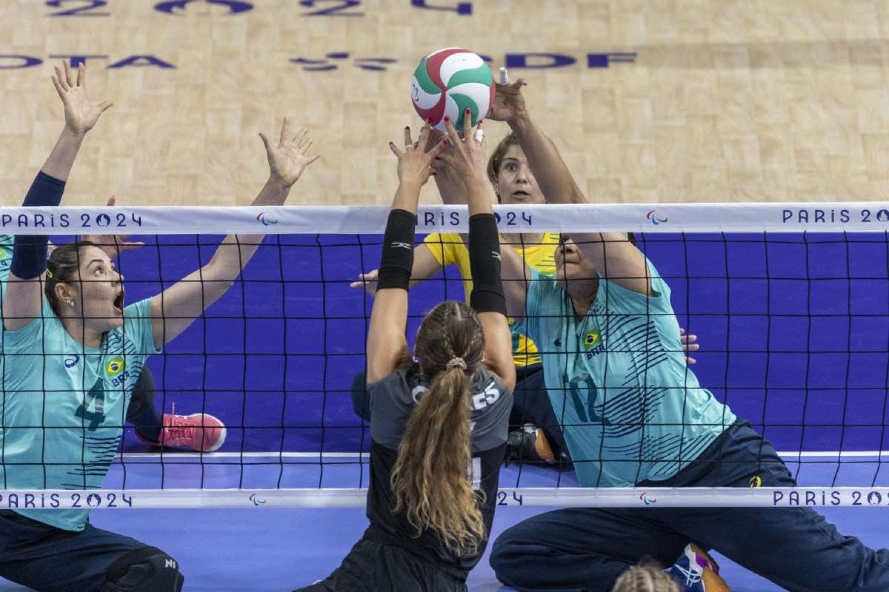 Vôlei sentado: Brasil cai para os EUA na semifinal e vai disputar o bronze