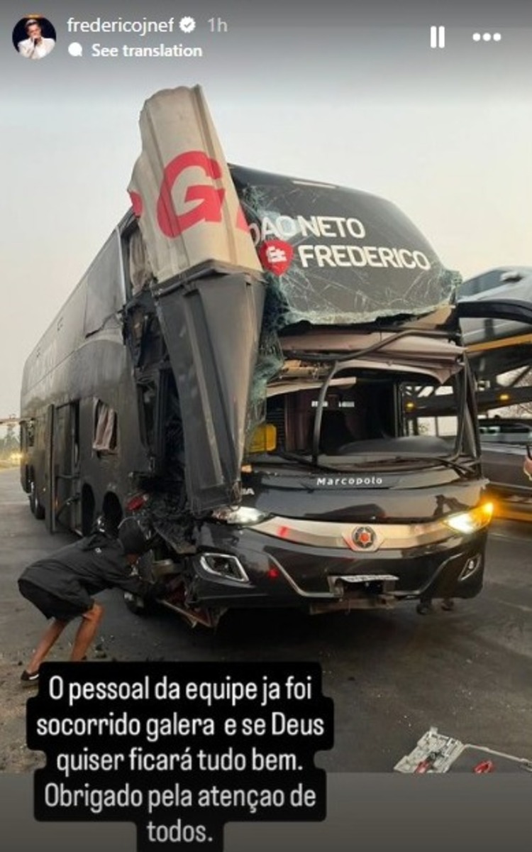 O cantor Frederico compartilhou uma foto do ônibus com a frente destruída