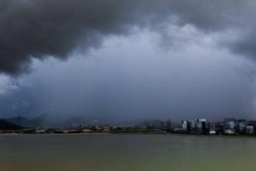 Precipitação de Cumulonimbus arcus sobre Zhuhai, China

 -  (crédito: GAO Si)