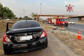 O poste de iluminação pública ficou totalmente destruído por causa do impacto da batida -  (crédito: Divulgação/CBMDF)