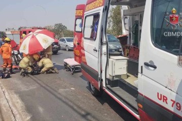 O adolescente foi atropelado enquanto tentava atravessar a pista, de acordo com o Corpo de Bombeiros -  (crédito: Divulgação/CBMDF)