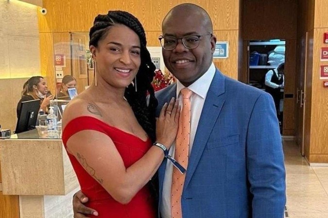 Ednéia Carvalho prestou apoio ao marido, o ministro Silvio Almeida, após denúncias de assédio sexual -  (crédito: Reprodução/Instagram/@neiafkn)