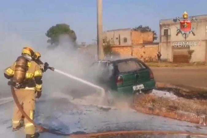 Equipe  CBMDF apagando fogo em  Volkswagen Gol em Santa Maria  -  (crédito: Divulgação/CBMDF)