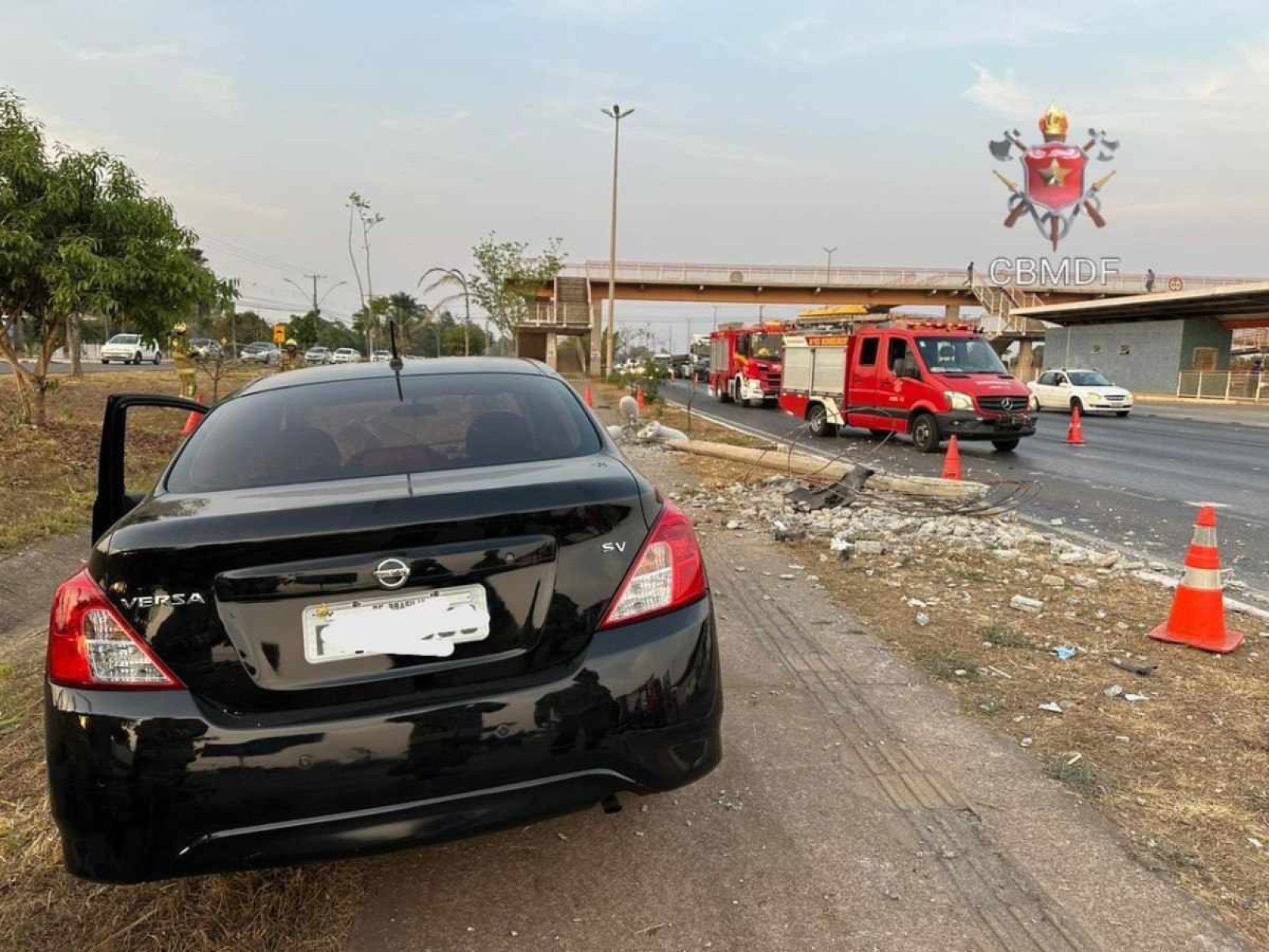 Colisão de carro contra poste deixa mulher ferida na Epia Sul