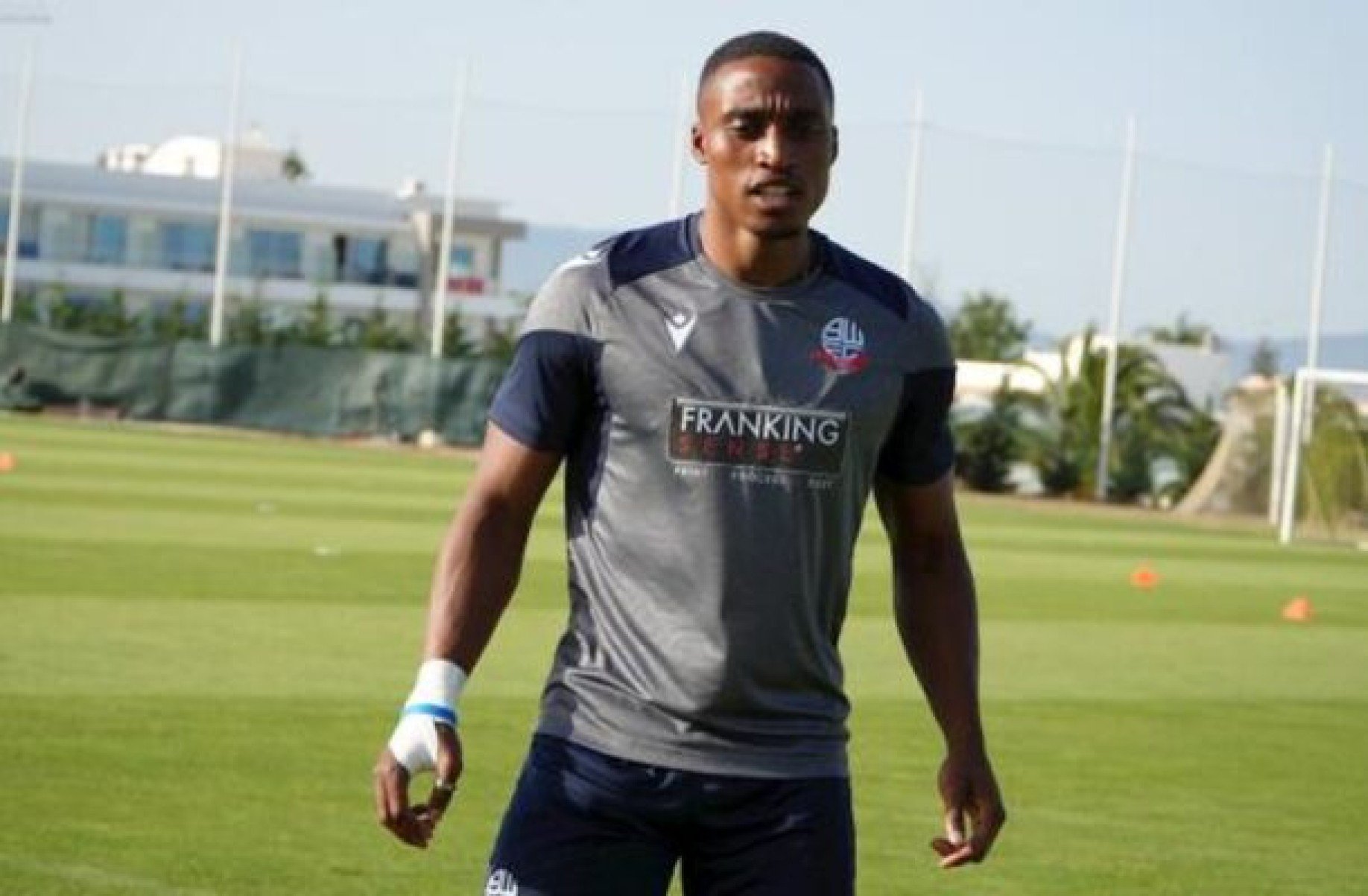 Atacante Victor Adeboyejo, do Bolton Wanderers -  (crédito: Foto: Divulgação / Bolton)