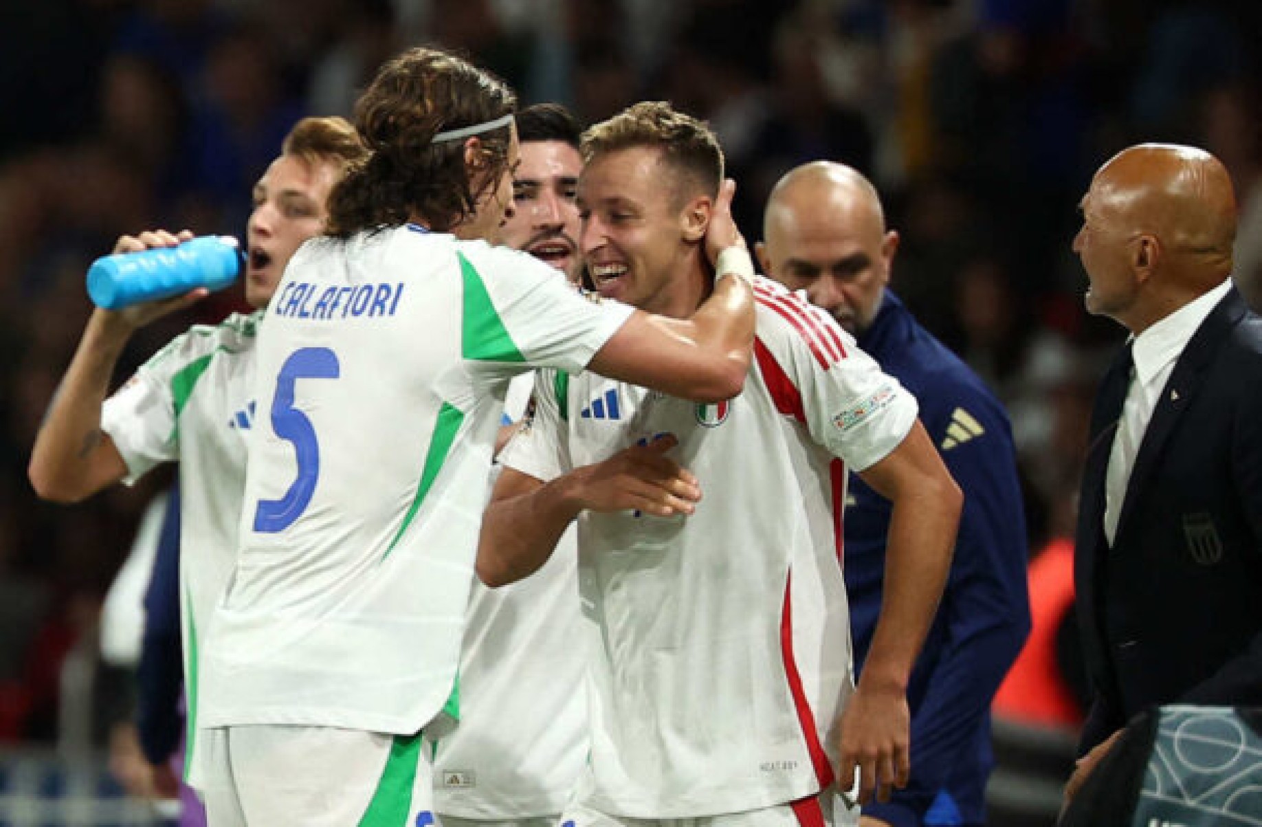  Italy's midfielder #16 Davide Frattesi (C) celebrates scoring his team's second goal during the UEFA Nations League Group A2 football match between France and Italy at the Parc des Princes in Paris on September 6, 2024. (Photo by FRANCK FIFE / AFP)
     -  (crédito:  AFP via Getty Images)