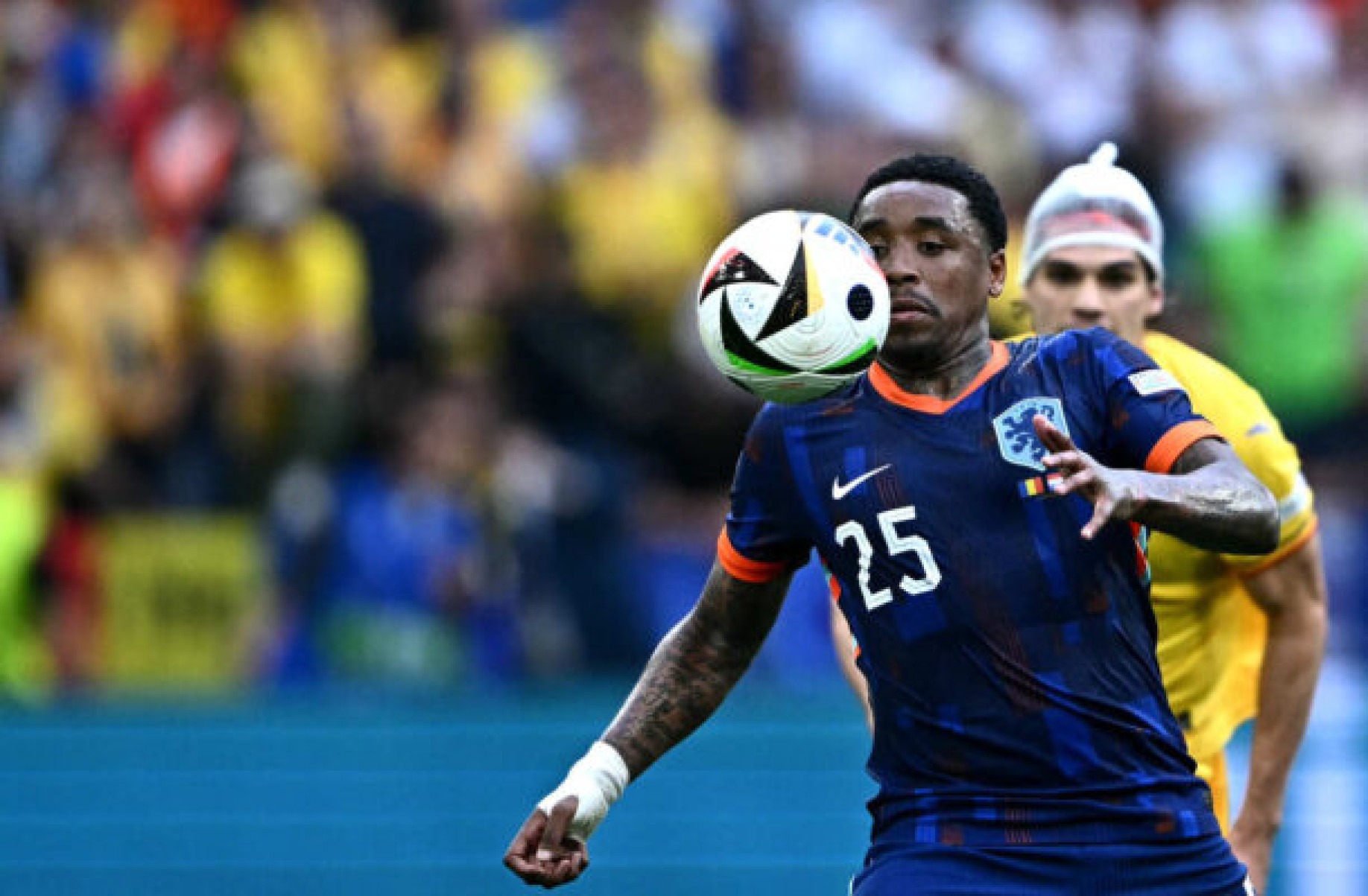  Romania's midfielder #10 Ianis Hagi and Netherlands' forward #25 Steven Bergwijn fight for the ball during the UEFA Euro 2024 round of 16 football match between Romania and the Netherlands at the Munich Football Arena in Munich on July 2, 2024. (Photo by Fabrice COFFRINI / AFP)
     -  (crédito:  AFP via Getty Images)