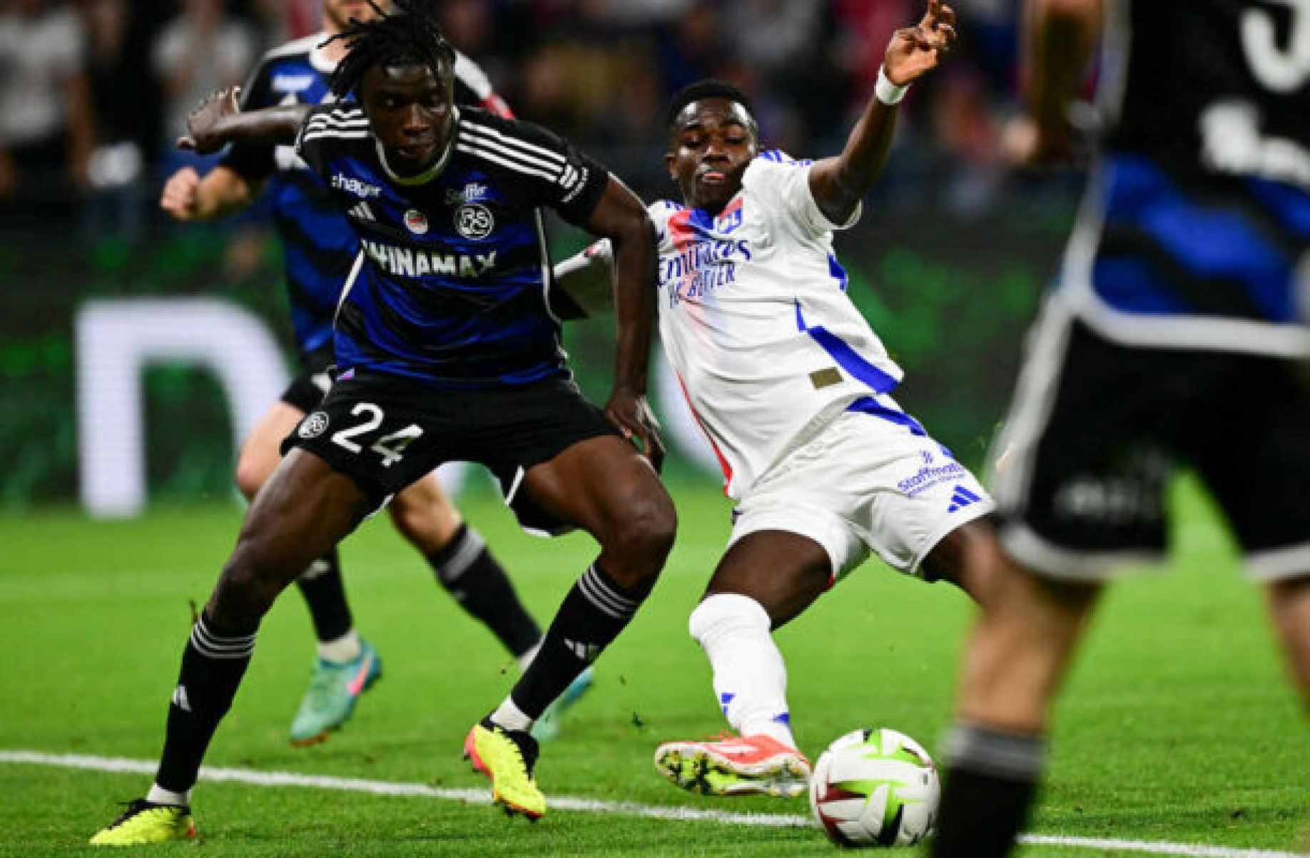  Lyon's Ghanaian forward #37 Ernest Nuamah fights for the ball with Strasbourg's Ivorian defender #24 Abakar Sylla during the French L1 football match between Olympique Lyonnais (OL) and Strasbourg (RCSA) at the Groupama Stadium in Decines-Charpieu near Lyon, central-eastern France on May 19, 2024. (Photo by OLIVIER CHASSIGNOLE / AFP)
     -  (crédito:  AFP via Getty Images)