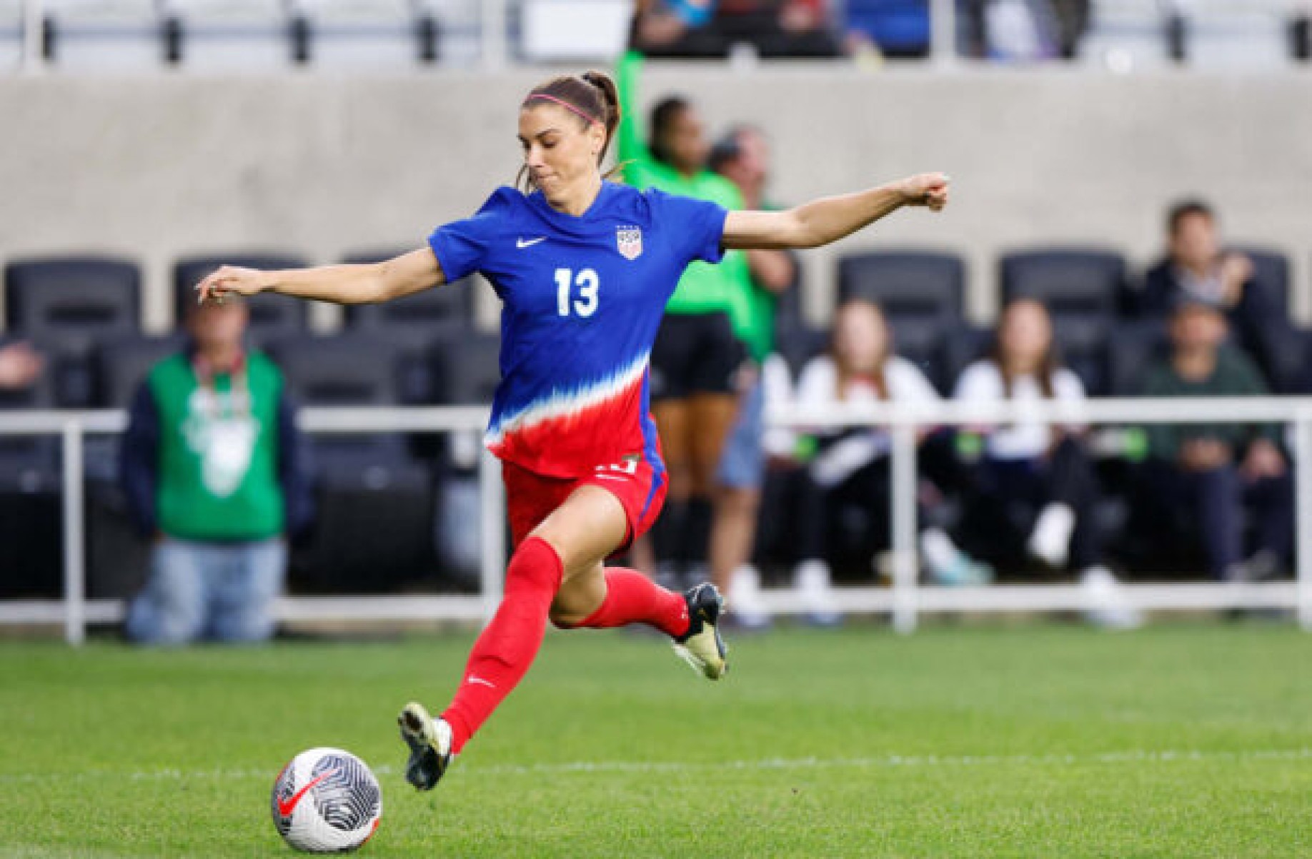 Alex Morgan, lenda do futebol feminino, anuncia aposentadoria