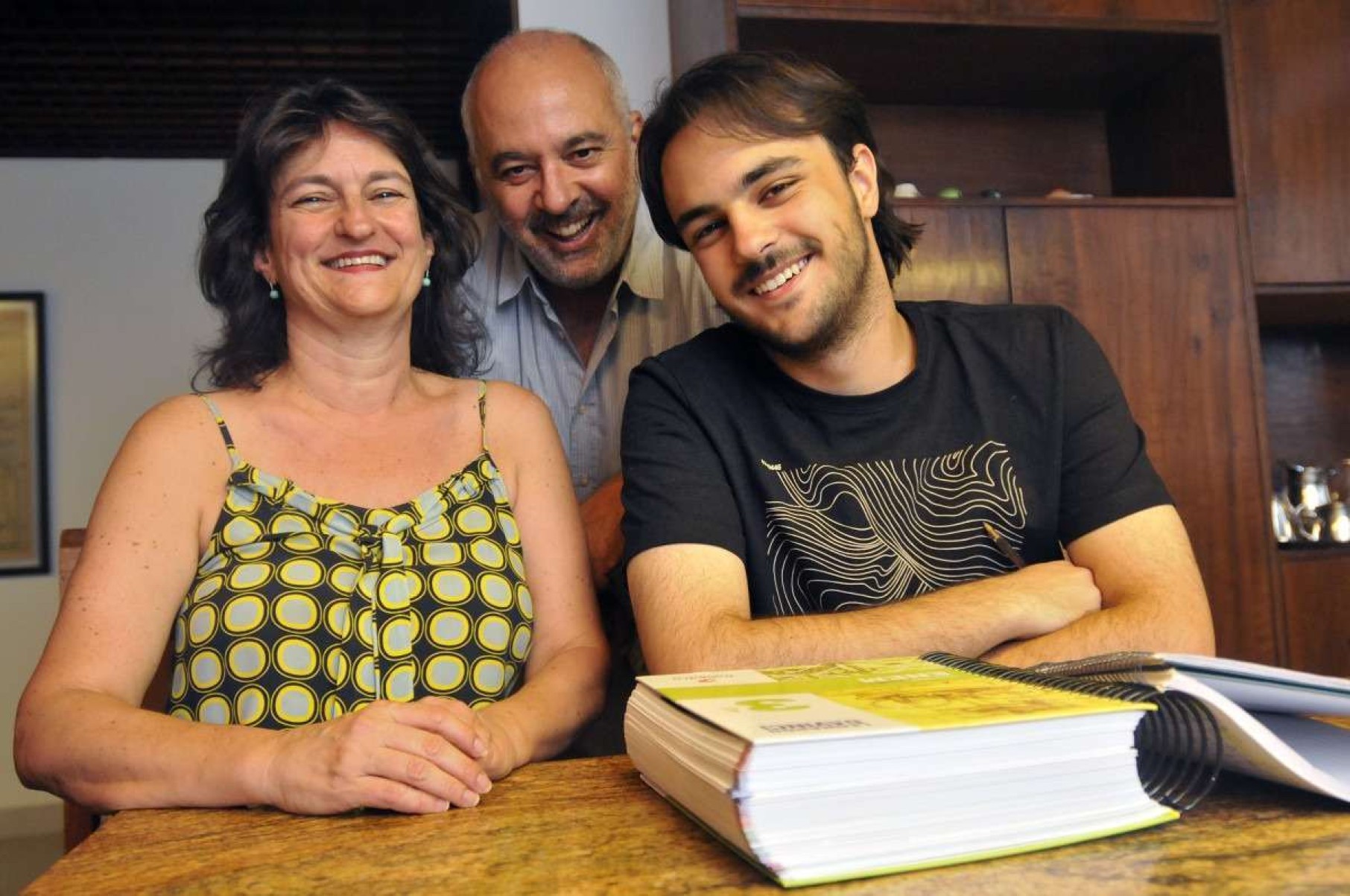  O estudante Felipe Francischetti Issa com os pais, Lara Francischetti e Bernardo Issa: evolução geracional